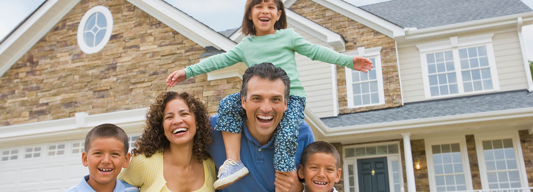 This family lives. Счастливая семья в доме. Семья в домике. Дом для большой семьи. Дом для детей.